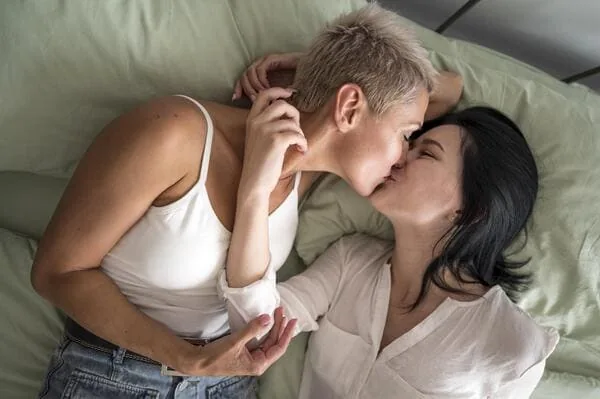Two women sharing a kiss — HIV Dating With Different Privacy Preferences